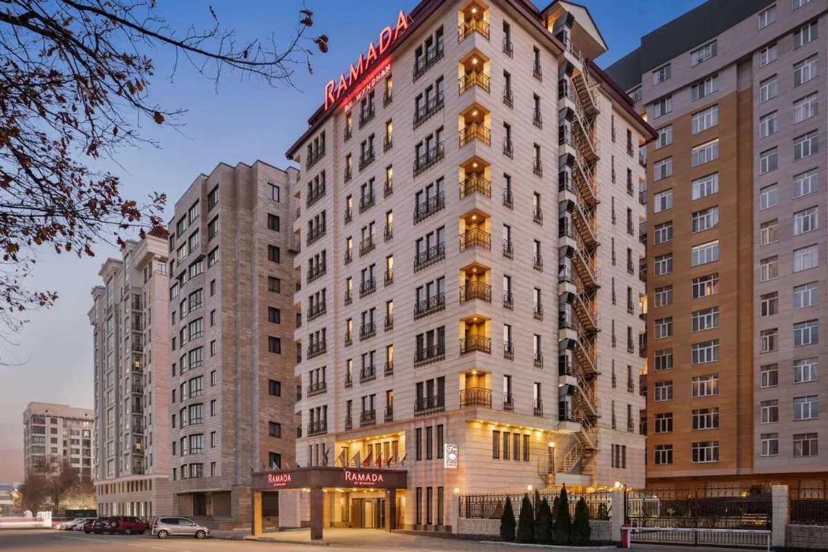 Ramada by Wyndham Bishkek Centre, Бишкек - главное фото отеля